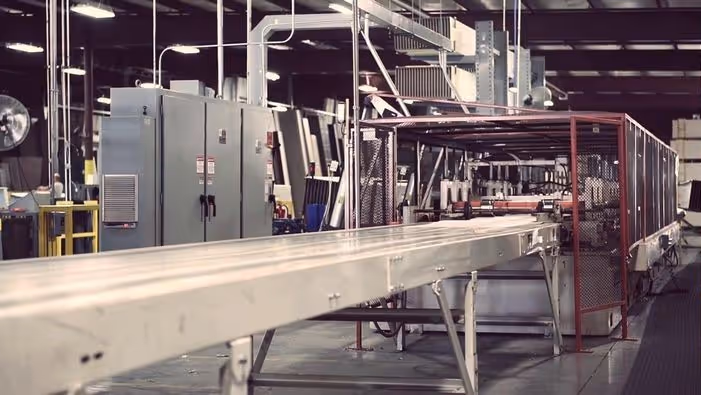 Industrial production line featuring a Sonic air knife